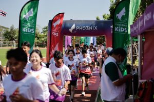 Kids running through start arch at Pho3nix Kids event